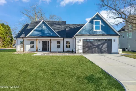 405 Landfall Ct, Newport, NC 28570