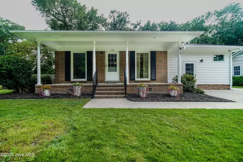 103 Brookdale Plz, Jacksonville, NC 28546