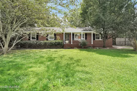 208 Green Meadows Dr, Wilmington, NC 28405