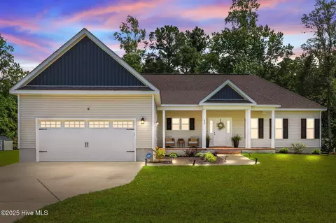 602 Bright Harvest Dr, Maysville, NC 28555