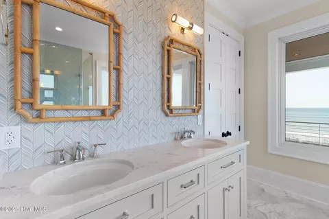 Bath - 227 Salter Path Rd, Pine Knoll Shores, NC 28512 photo 5 of 9