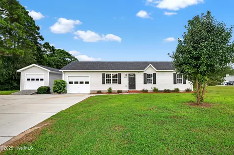 201 Mesquite Dr, Hubert, NC 28539