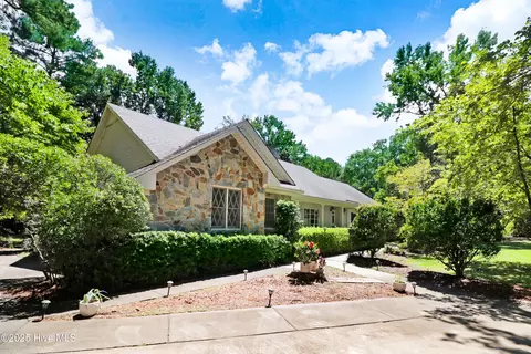 1601 Cambridge Dr, Kinston, NC 28504