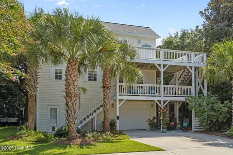 204 Holly St, Emerald Isle, NC 28594