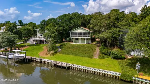 160 Arborvitae Dr, Pine Knoll Shores, NC 28512