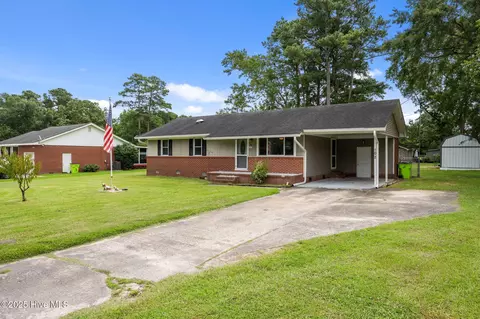 102 Crystal Lake Dr, Havelock, NC 28532