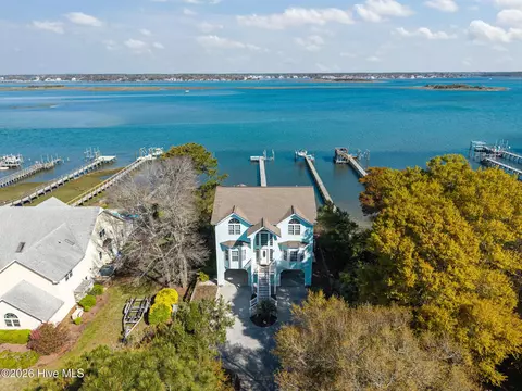 8722 Emerald Plantation Rd, Emerald Isle, NC 28594