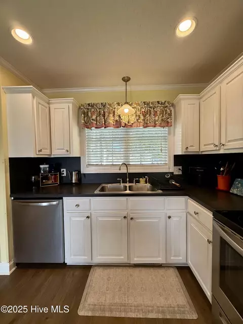 Kitchen - 3940 Fire Dept Rd, Williamston, NC 27892 photo 2 of 4
