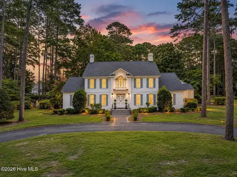 611 Queen Annes Rd, Greenville, NC 27858