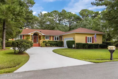 105 Fairway Dr W, Morehead City, NC 28557