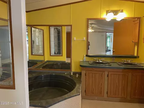 Bath - 108 Conch Ct, Gloucester, NC 28528 photo 2 of 3
