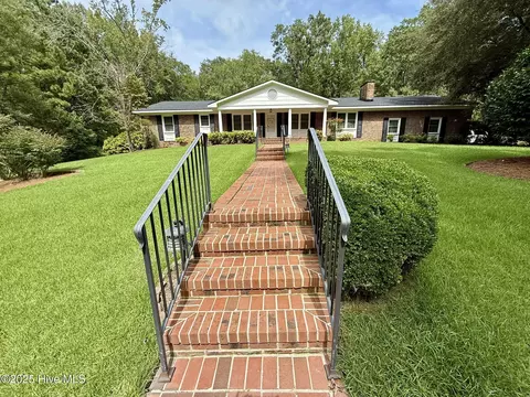 302 E Woodlawn Dr, Williamston, NC 27892