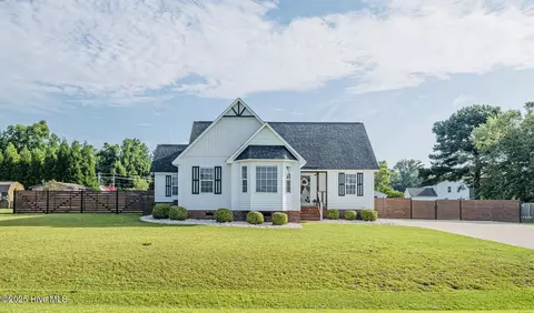 2729 Preston Ln, Grimesland, NC 27837