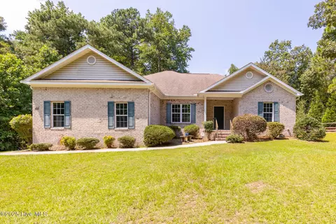 101 Lancashire Ct, West End, NC 27376
