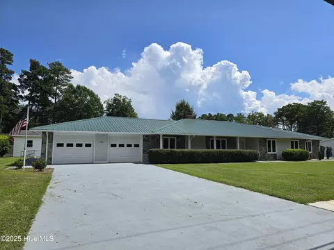401 Flemington Dr, Lake Waccamaw, NC 28450