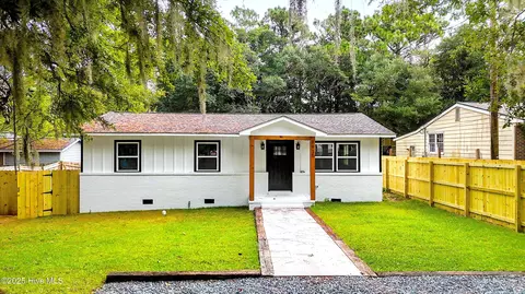 1935 Honeysuckle St, Wilmington, NC 28401