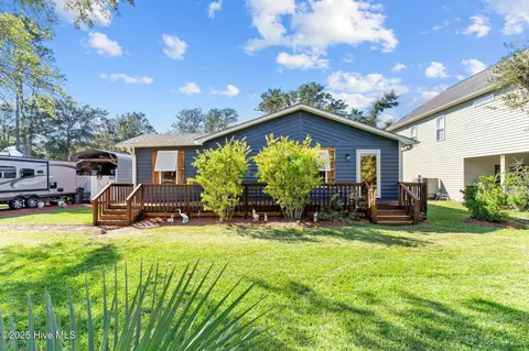 211 NE 55th St, Oak Island, NC 28465