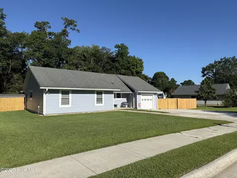 304 S Willow Ln, Jacksonville, NC 28546