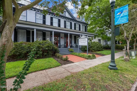 215 Pollock St, New Bern, NC 28560