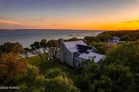 4103 Sound Dr, Morehead City, NC 28557