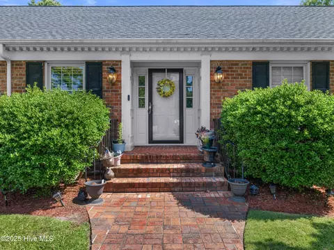 1911 Pawnee Dr, Kinston, NC 28504