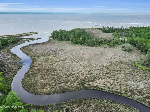 681 Sandy Point Dr N, Beaufort, NC 28516