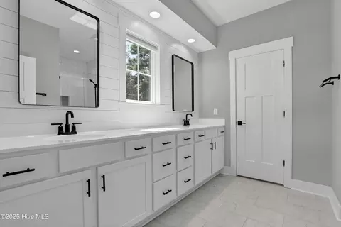 Bath - 118 Canvasback Pt, Hampstead, NC 28443 photo 1 of 6