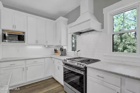 Kitchen - 118 Canvasback Pt, Hampstead, NC 28443 photo 3 of 5