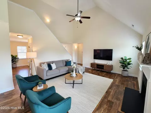 Living - 123 Sonia Dr, Hubert, NC 28539 photo 2 of 6