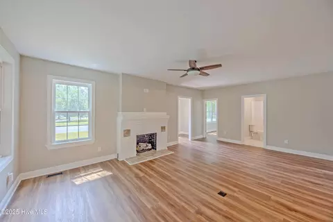 Living - 513 E Main St, Wallace, NC 28466 photo 2 of 5
