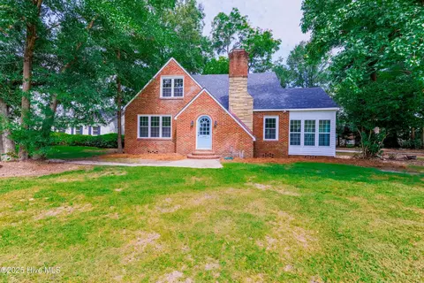 513 E Main St, Wallace, NC 28466