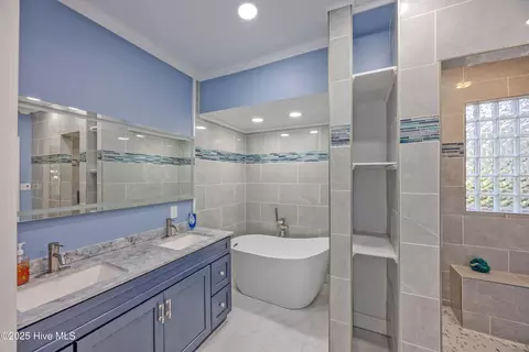 Bath - 513 E Main St, Wallace, NC 28466 photo 4 of 7