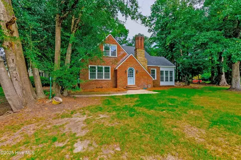 Exterior - 513 E Main St, Wallace, NC 28466 photo 1 of 11