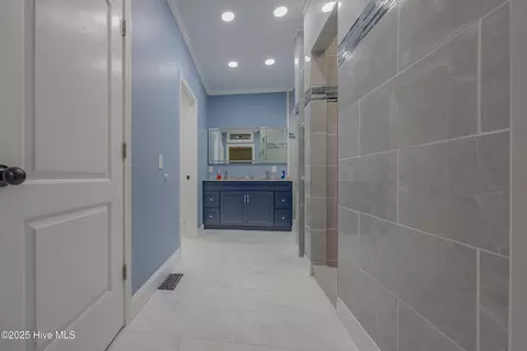 Entry Way - 513 E Main St, Wallace, NC 28466 photo 2 of 4