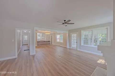 Living - 513 E Main St, Wallace, NC 28466 photo 4 of 5
