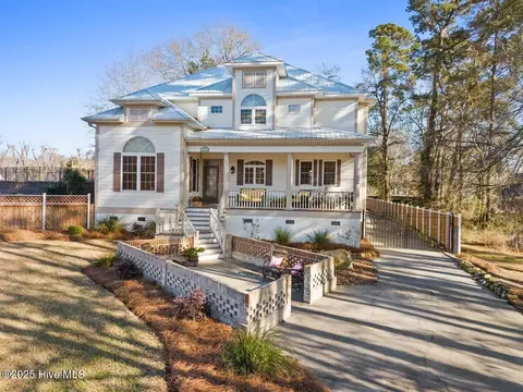 109 Weaver Dr, Lake Waccamaw, NC 28450