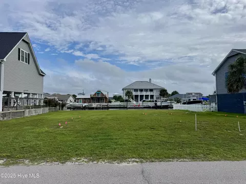 120 Sound Dr, Atlantic Beach, NC 28512