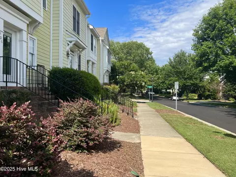 910 Highgrove Dr, Chapel Hill, NC 27516