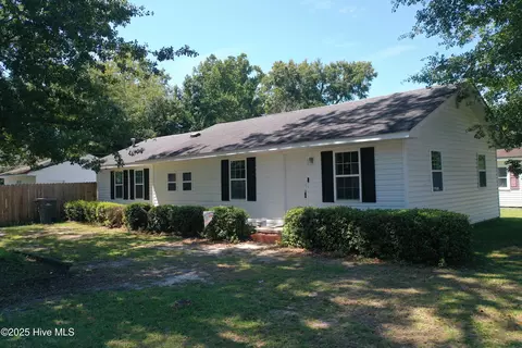 201 Gum St, Bladenboro, NC 28320