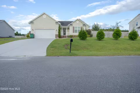 405 Sundown Ct, Hubert, NC 28539