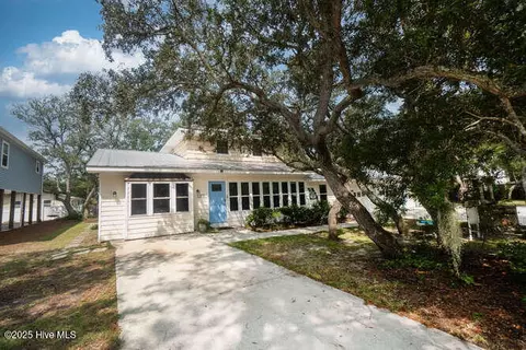 137 NW 9th St, Oak Island, NC 28465