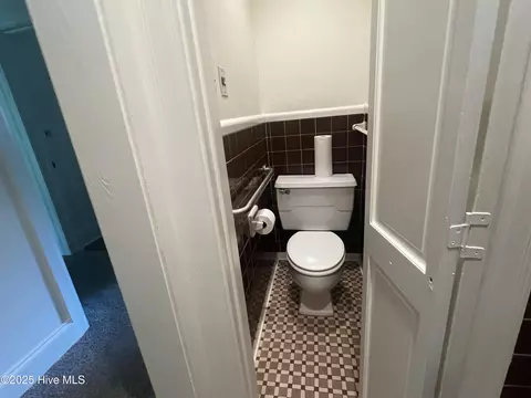 Bath - 302 E Simmons Ave, Williamston, NC 27892 photo 2 of 5