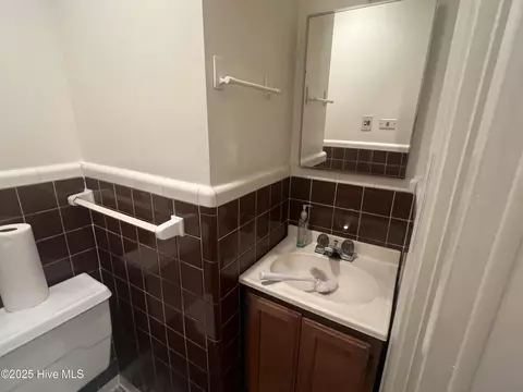 Bath - 302 E Simmons Ave, Williamston, NC 27892 photo 3 of 5