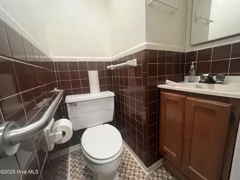 Bath - 302 E Simmons Ave, Williamston, NC 27892 photo 1 of 5