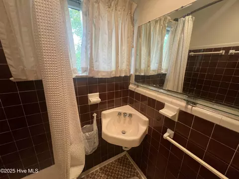 Bath - 302 E Simmons Ave, Williamston, NC 27892 photo 5 of 5