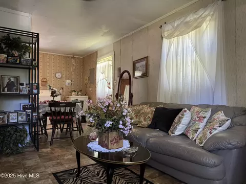 Living - 133 Kellumtown Rd, Hubert, NC 28539 photo 2 of 6
