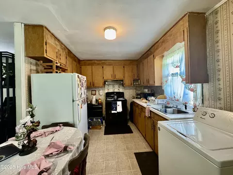 Kitchen - 133 Kellumtown Rd, Hubert, NC 28539 photo 1 of 2