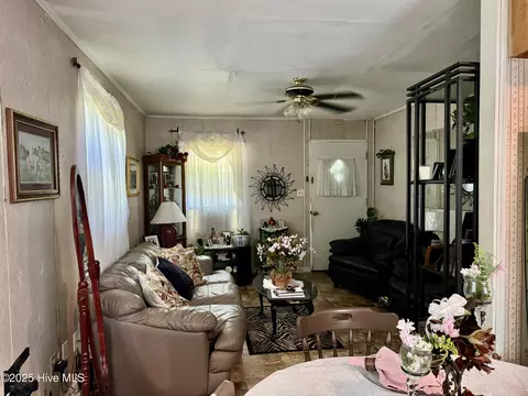 Living - 133 Kellumtown Rd, Hubert, NC 28539 photo 4 of 6