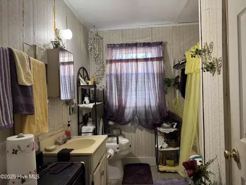 Bath - 133 Kellumtown Rd, Hubert, NC 28539 photo 1 of 2