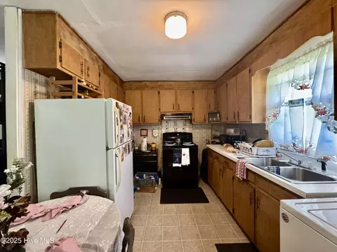 Kitchen - 133 Kellumtown Rd, Hubert, NC 28539 photo 2 of 2
